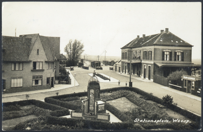 164812 Gezicht op het stationsplein te Weesp, met rechts het N.S.-station Weesp.